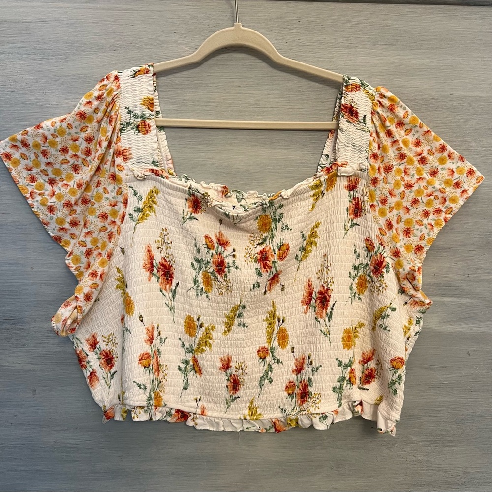 Torrid Cream Floral Print Shirred Cropped Top Size 6 Good Condition